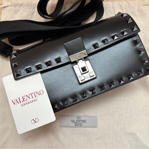 🎀SOLD🎀NWT 💯% Auth Valentino Garavani Rockstud Messenger Bag